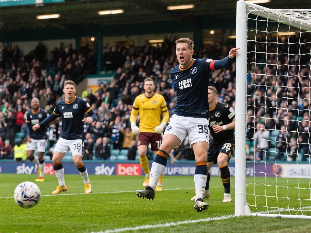 显得异常坚 显得异常坚